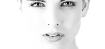 Sfoghi sul viso: tipologie e come risolvere il problema