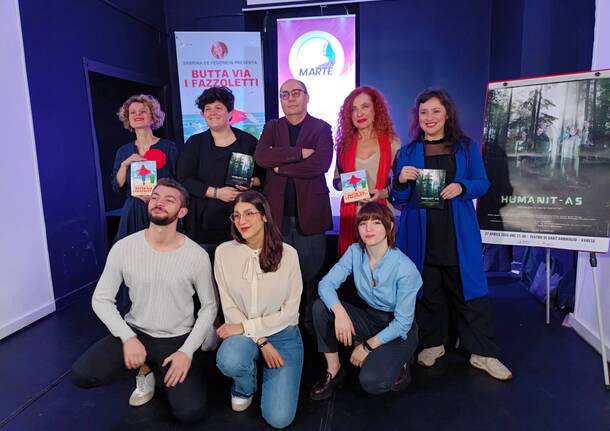 Nella foto di copertina: da sinistra: Denise Cumella, fondatrice di Libri d’Impresa, Caterina Rossi, direttrice organizzativa di M.Art.E, Enzo La Forgia, Assessore alla Cultura del Comune di Varese, Sabrina De Federicis, autrice del libro “Butta via i fazzoletti”, e Lia Locatelli attrice, autrice, regista e direttore artistico di M.Art.E,.