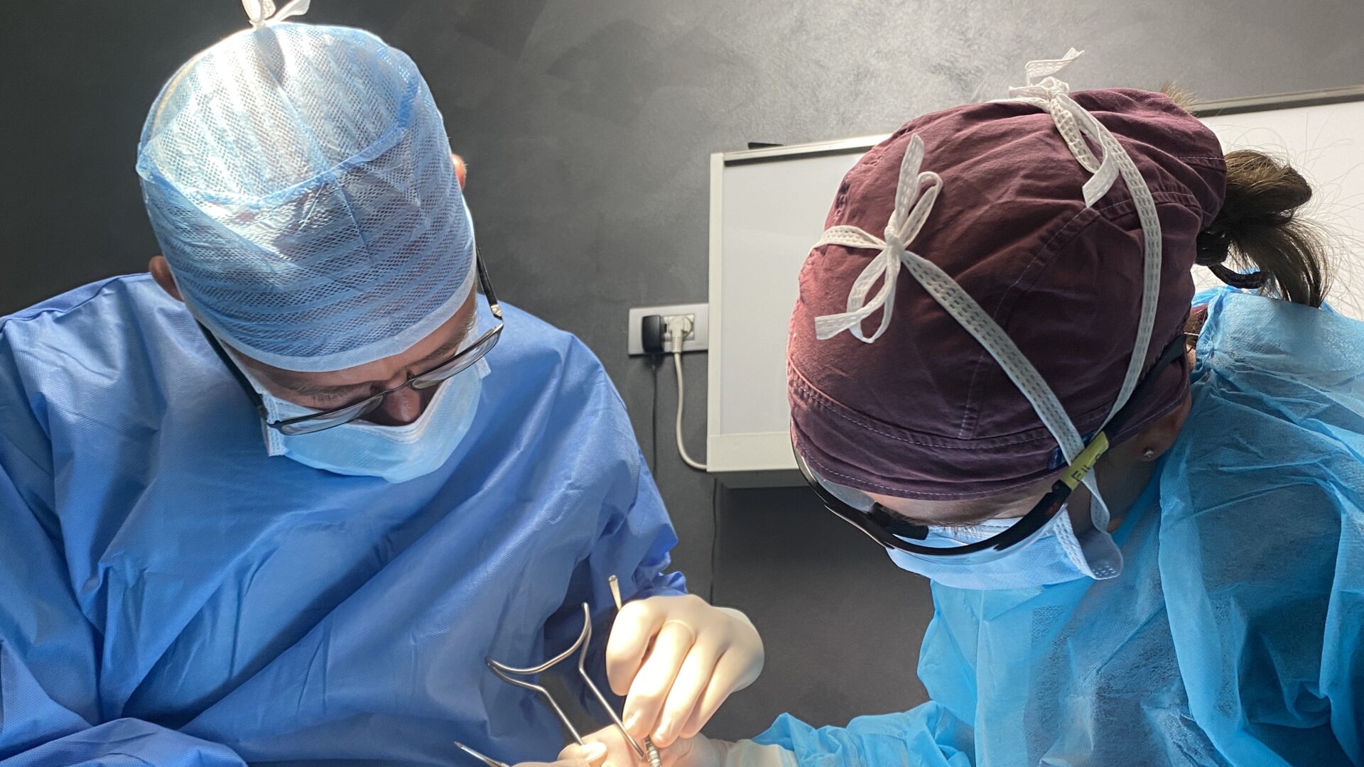 Implantologia dentale: tecnologie e procedure per il recupero funzionale ed estetico